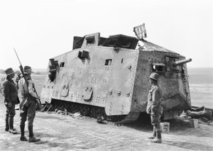 Een Duitse tank veroverd door het 26th Battalion bij Monument Wood nabij Villers-Bretonneux op 14 juli 1918 en vervolgens geborgen voor het Australian War Museum door de 5th British Brigade of Tanks, 4 aug door Australian Photographer