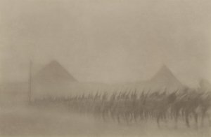 Australische infanterie marcherend tijdens een stofstorm, bekend in Egypte als een Khamseen, 1915 door Australian Photographer