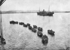Australische troepen die aan land worden gesleept in lichters bij Anzac Cove, Gallipoli. Op de achtergrond het transportschip, 1915