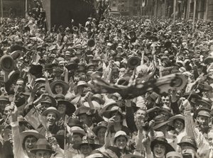 Menigte op Martin Place, Sydney, viert het nieuws van de ondertekening van de wapenstilstand, 11 november 1918 door Australian Photographer