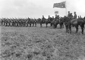 Veldmaarschalk Sir Douglas Haig inspecteert de 5th Australian Division in Ebblinghem, 29 augustus 1917