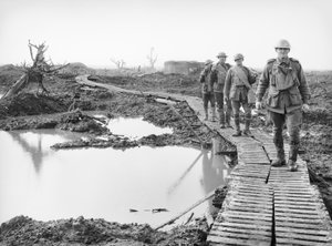 Vier Australische soldaten die over het eendenbordpad bij Tokio, nabij Zonnebeke, in de Ypres sector, lopen over een deel van het land dat door de Australiërs is veroverd in de gevechten van de Derde Slag