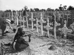 Franse kinderen verzorgen graven op Adelaide Cemetery van Australiërs die sneuvelden aan het westfront, Villers-Bretonneux, Frankrijk 26 augustus 1919 door Australian Photographer