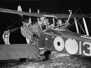 Luitenant Stanley George Brearley, piloot, en luitenant Robert Harold Taylor, waarnemer, van No. 69 Squadron (Australisch), Royal Flying Corps (RFC), beginnen aan een nachtelijke bombardementsoperatie vanuit de ha door Australian Photographer