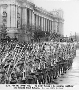 Mannen van de AIF marcheren langs het Parlementshuis in Melbourne, Vic, hun geweren met bajonetten zijn over hun schouders, voorafgaand aan inscheping voor overzeese dienst, c. augustus 1914