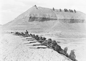 Zijaanzicht van mannen van de 5th Australian Light Horse Brigade, alert in een deel van de bruggenhoofd, april 1918