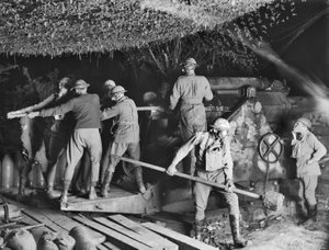 De 2nd Australian Siege Battery (55th Australian Siege Artillery Battery) werkend aan een 9,2 inch houwitser in hun gasmaskers tijdens een aanval bij Voormezeele, 15 september 1917 door Australian Photographer
