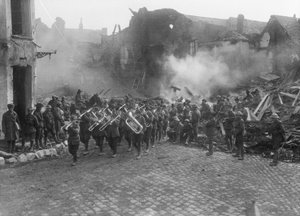De band van de 5th Australian Infantry Brigade, geleid door bandmeester Sergeant A Peagam van het 19th Battalion, die door de Grande Place (stadsplein) van Bapaume marcheert, spelend de Victoria March, Bapaume door Australian Photographer