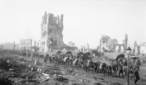 Ieper, België. 18 oktober 1917. Pakmuilezels brengen voorraden met de infanterie. Let op de door granaten beschadigde gebouwen op de achtergrond, 18 oktober 1917