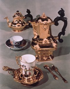Theepot, suikerpot, chocoladekan en mok, uit een Meissen ontbijtservies gemaakt door Domanek, Wenen, 1750