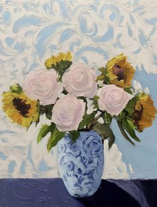 Rozen, zonnebloemen, blauwe vaas