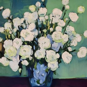 Witte bloemen in een blauwe vaas