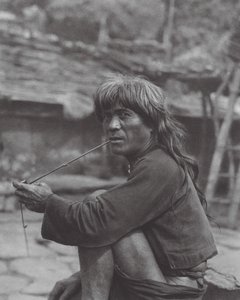 Japan: Hoofd van de Paiwan-stam in Raisha (zw/w foto) door Axel von Graefe
