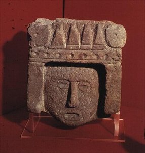 Azteeks gebeeldhouwd hoofd door Aztec