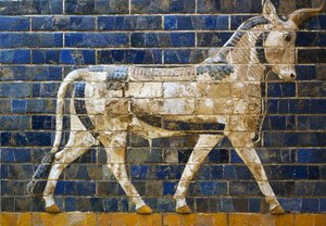 Een stier, detail van geglazuurde bakstenen tegels met mythologische dieren die de Processieweg naar de Ishtarpoort in Babylon sierden tijdens het bewind van Nebukadnezar II (604-562 v.Chr.). Babylonische beschaving, 7e - 6e eeuw v.Chr.
