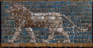 De Processieweg van Babylon opgericht onder het bewind van Nebukadnezar II (605-562 v.Chr.): detail van de Ishtarpoort met een mozaïekleeuw van bakstenen. Babylon - Archeologisch Museum Istanbul