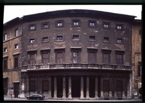 Uitzicht op het renaissancepaleis Massimo alle Column door Baldassarre Peruzzi