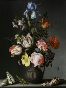 Bloemen in een vaas met schelpen en insecten door Balthasar van der Ast