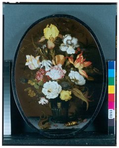 Stilleven met bloemen in een glazen vaas op een richel, met een hagedis en kevers door Balthasar van der Ast