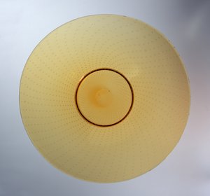 Schaal in amber met ingesloten bubbeltjespatroon, vervaardigd door James Powell & Sons, ca.1938