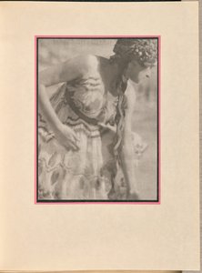 [Danseres als nimf, buigt].