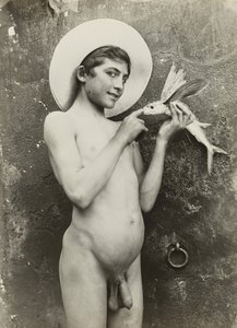 [Jongen met vis] door Baron Wilhelm von Gloeden