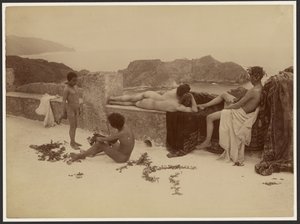 [Vier naakte jongens loungen] door Baron Wilhelm von Gloeden