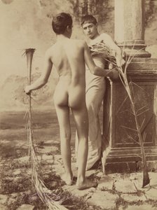 Zonder titel [Twee mannelijke jongeren die palmbladeren vasthouden]. door Baron Wilhelm von Gloeden