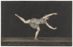 Danseres Annette Köbler, de Pas-de-Zephir uitvoerende