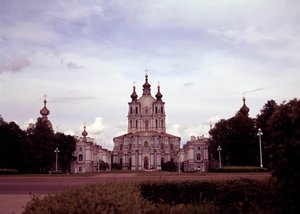 Architectuur: uitzicht op het Smolny-klooster gebouwd tussen 1748 en 1835 door architect Francesco Bartolomeo Rastrelli (1700-1771), Sint-Petersburg, Rusland. door Bartolomeo Franceso Rastrelli