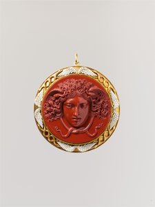 Hoofd van Medusa (Rode jaspis gemonteerd in goud met wit email)