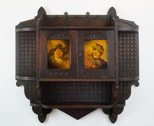 Hangende Wandkast met Keramische Plaques, houtsnijwerk toegeschreven aan Mary Madeline Nourse, plaques aan Artus van Briggle (1869-1904) 1887-99 door Benn attr.to Pitman