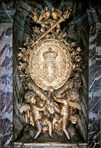 Beeldhouwwerk op de trap van de Escalier de la Reine dat symbolisch het huwelijk van Lodewijk XIV en Maria-Theresia van Oostenrijk viert door Benoit or Massou Masson