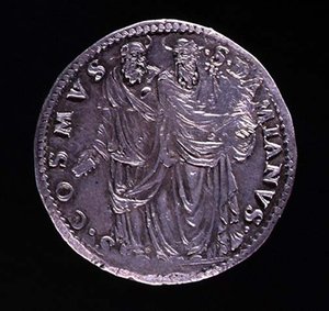 Keerzijde van zilveren munt met SS Cosimo en Damien die naar elkaar kijken. Opschrift: S. COSMVS S. DAMIANVS, geslagen 1532-1537