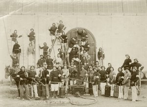 Een groep brandweermannen gefotografeerd in Zichron Yaacov, ca. 1898-1900 door Bernard Edelstein