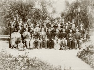 De orkestgroep gefotografeerd in Zichron Yaacov, ca. 1898-1900 door Bernard Edelstein