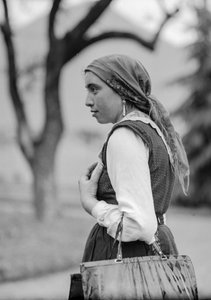 Plattelandsvrouw in traditionele conservatieve kleding, waarschijnlijk Italië maar mogelijk Turkije