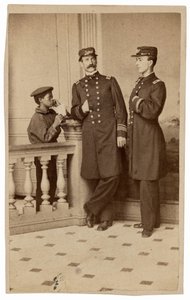 Portret van marineofficieren en een boodschapper,c. 1863 (foto) door Bernard Moses