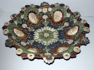 Schaal met groteske gezichten (faience) door Bernard Palissy