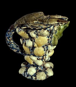 Rustieke aquamarijn met keramiek versierd met schelpen door Bernard Palissy