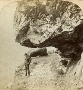 Man op een klif met uitzicht op Naeroyfjord, Sogne, Noorwegen door Bert Underwood