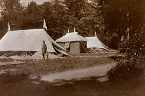 Album van de Eerste Wereldoorlog in Friuli-Venezia Giulia: tenten voor ontvangst, chirurgie en verbanden voor Villa Brazzà, huisvest 17 van het oorlogshospitaal in Soleschiano Manzano, foto genomen vanaf de kerktoren, 05/1916 (zw/w foto) door Bietti Bietti