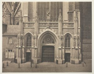 Zonder titel [Zuidgevel van het dwarsschip van de Sint-Michiels- en Sint-Goedelekathedraal in Brussel, België]. door Bisson Frères