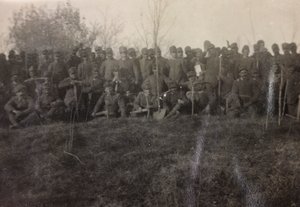 Album van de Eerste Wereldoorlog in Friuli-Venezia Giulia: groepsportret van de soldaten van de Infanterie 112.mo met schoppen bij de Rivier Toren door Bourbon Del Monte