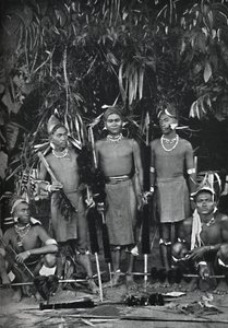 Angami Nagas in vol ornaat, 1902 door Bourne and Shepherd