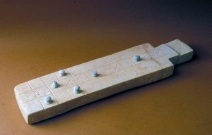 Spelbord met speelstukken, uit Tell Beit Mirsim, Jordanië, c.2000-1700 v.Chr. (kalksteen)