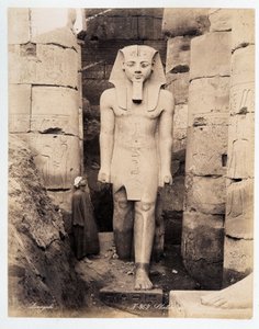 Een standbeeld van Ramses in Luxor - foto door de gebroeders Zangali, eind 19e eeuw door Brothers Zangaki