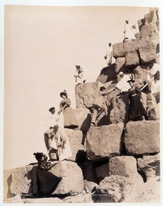 Beklimming van een piramide door toeristen - foto door de Zangali broers, eind 19e eeuw door Brothers Zangaki