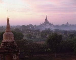 De Ananda Tempel bij zonsopgang, gebouwd in 1090