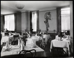 Een eetkamer in het Hotel Majestic, 1916 of 1917 door Byron Company